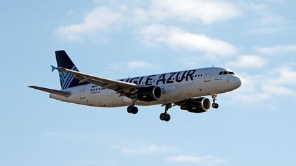 Un Airbus A320 de la compagnie Aigle Azur s'apprête à atterrir, le 29 mars 2018, à Marignane (Bouches-du-Rhône). (JEAN-PAUL PELISSIER / REUTERS)