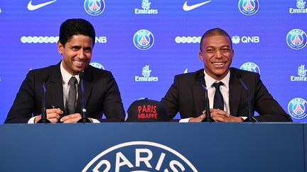 Le président du PSG, Nasser Al-Khelaifi, et le nouvel attaquant du PSG, Kylian Mbappé, le 6 septembre 2017 au Parc des Princes. (FRANCK FIFE / AFP)