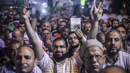 Des sympathisants des Fr&egrave;res musulmans brandissent la photo de Mohamed Morsi, le 20 mai 2012 au Caire (Egypte). (CITIZENSIDE.COM / AFP)