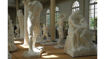 Le musée Rodin de Meudon abrite essentiellement des plâtres des grandes oeuvres du sculpteur : &quot;Le Baiser&quot;, &quot;Les Bourgeois de Calais&quot;, &quot;Balzac&quot;, &quot;La Porte de l&#039;enfer&quot;...
 (Culturebox - FTV)