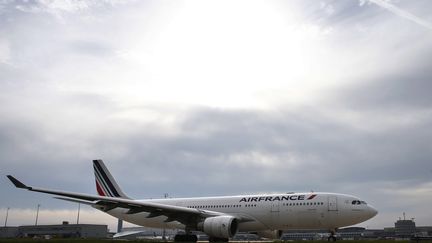 Un avion Air France sur le tarmac de l'aéroport de Roissy-Charles-de-Gaulle, le 12 octobre 2015.&nbsp; (THOMAS SAMSON / AFP)