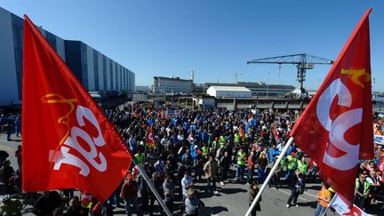 Une manifestation devant l'entr&eacute;e des chantiers STX de Saint-Nazaire, le 23 mai 2012. (FRANCK DUBRAY / MAXPPP)