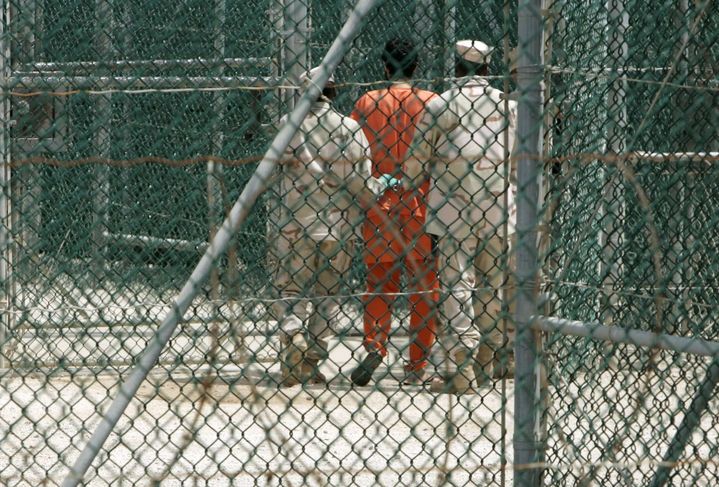 Un d&eacute;tenu est escort&eacute; par deux militaires &agrave; Guantanamo, le 25 juin 2005. (HARAZ GHANBARI / AP / SIPA)
