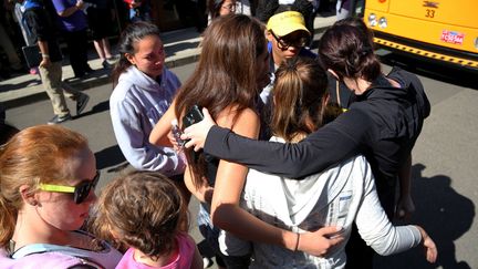 Les &eacute;tudiants et leurs proches r&eacute;unis apr&egrave;s la fusillade de l'universit&eacute; d'Umpqua &agrave; Roseburg (Etats-Unis), jeudi 1er octobre. (RYAN KANG/AP/SIPA/AP)