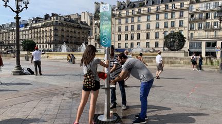 Une fontaine à eau devant l'hôtel de ville de Paris pendant l'épisode de canicule, le 24 juin 2019. (MAXPPP)