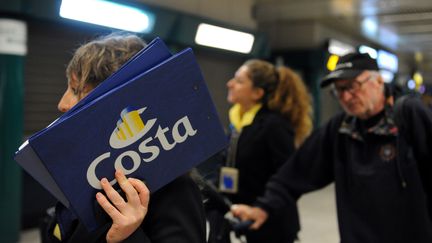 Des passagers du "Costa Allegra" arrivent &agrave; l'a&eacute;roport de Rome (Italie), le 2 mars 2012. Les passagers fran&ccedil;ais ont d&eacute;barqu&eacute; &agrave; Roissy le m&ecirc;me jour. (TIZIANA FABI / AFP)