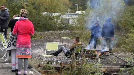 Des membres de la communaut&eacute; des gens du voyage autour d'un feu de camp, &agrave; Moirans (Is&egrave;re), le 21 octobre 2015. (PHILIPPE DESMAZES / AFP)