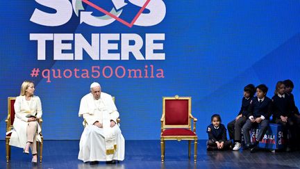 Giorgia Meloni, présidente du Conseil italien, et le pape François, vendredu 12 mai à Rome. (FILIPPO MONTEFORTE / AFP)