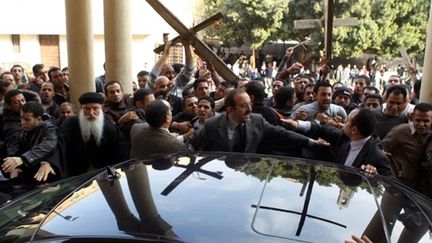 Des coptes manifestent leur colère au ministre des affaire religieuses devant la cathédrale du Caire- 02/01/11 (AFP Khaled Desouki)