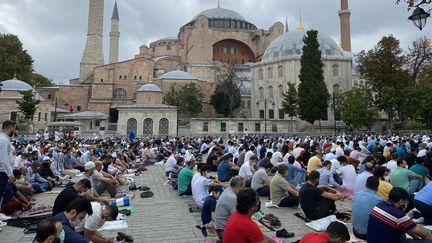 Des fidèles musulmans prient sur l'esplanade de la basilique Sainte-Sophie à Istanbul (Turquie), à l'occasion de la grande prière du vendredi, le 4 septembre 2020. (RAPHAEL GODET / FRANCEINFO)