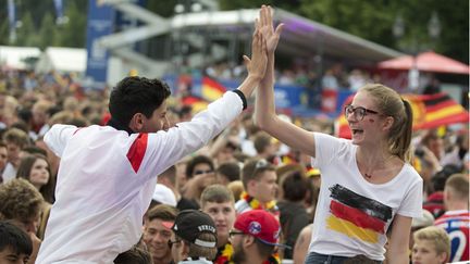  (La folie de la Coupe du Monde, ce n'est pas qu'au Brésil, en Allemagne, les supporters étaient de sortie © REUTERS/Axel Schmidt)