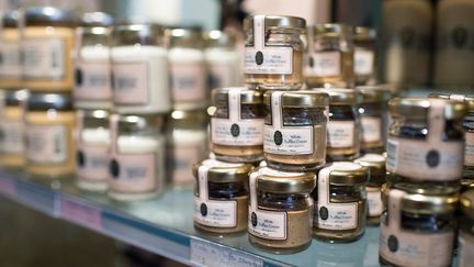 Des produits de luxe à base de truffe dans une vitrine parisienne. Photo d'illustration. (MARTIN BUREAU / AFP)