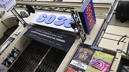 L'entrée close du "SO36", un célèbre club de Berlin (Allemagne), le 15 mars 2020. (TOBIAS SCHWARZ / AFP)