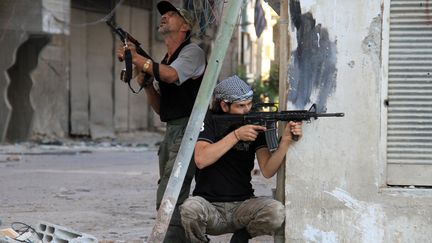 Des combattants rebelles tiennent une de leurs positions dans une banlieue de Damas (Syrie), le 18 septembre 2013. (WARD AL-KESWANI / AFP)