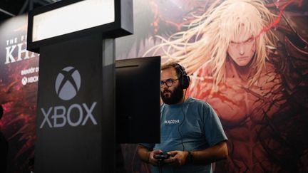 Un visiteur au salon Paris Games Week, à Paris, le 23 octobre 2024. (DIMITAR DILKOFF / AFP)