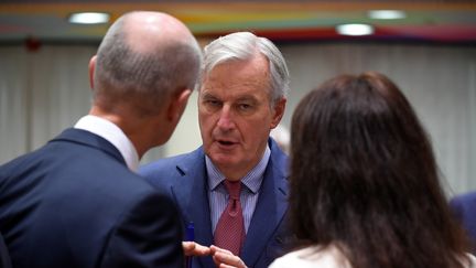 Michel Barnier,&nbsp;négociateur de l'Union européenne sur le Brexit, parle avec le ministre danois des Affaires étrangères,&nbsp;Bert Koenders,&nbsp;lundi 19 novembre 2018, à Bruxelles. (JOHN THYS / AFP)