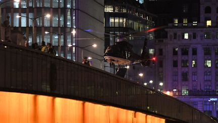 Un hélicoptère de secours d'urgence se pose sur le London Bridge après une attaque terroriste à Londres (Royaume-Uni), le 3 juin 2017. (CHRIS J. RATCLIFFE / AFP)