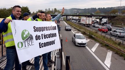 Des routiers manifestent contre l'&eacute;cotaxe le 16 novembre 2013 aux&nbsp;Pennes-Mirabeau (Bouches-du-Rh&ocirc;ne). (ANNE-CHRISTINE POUJOULAT / AFP)