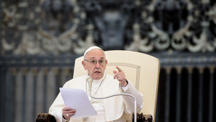 Le pape François dans la cathédrale Saint-Pierre, au Vatican, le 15 novembre 2017. (MASSIMO VALICCHIA / NURPHOTO / AFP)