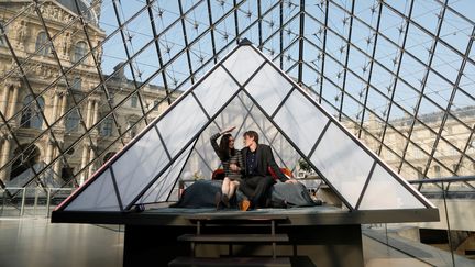 Daniela&nbsp;Molinari gagnante du concours "Une nuit au Louvre" avec&nbsp;&nbsp;son invité Adam Watson (CHARLES PLATIAU / X00217 / REUTERS)