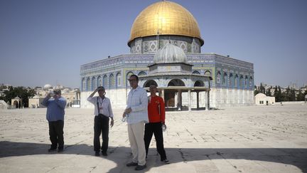 Des touristes visitent l'esplanade des Mosquées, lundi 17 juillet, à Jérusalem. (THOMAS COEX / AFP)