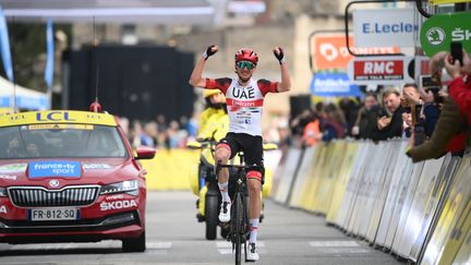 Brandon McNulty a remporté en solitaire la cinquième étape de Paris-Nice à&nbsp;Saint-Sauveur-de-Montagut (Ardèche) le 10 mars 2022. (FRANCK FIFE / AFP)