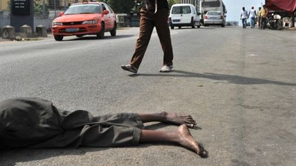 Les heurts entre pro-Gbagbo et pro-Ouattara à Abidjan tournent à la guerre civile. Quartier d'Adjame, le 18 mars 2011. (AFP/ISSOUF SANOGO)