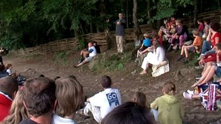 Le conteur Jean-Jacques Silvestre avec son public
 (France3 / Culturebox)