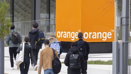 Des salariés au siège social de la multinationale française Orange à Issy-les-Moulineaux, le 5 avril 2022. (VINCENT ISORE / MAXPPP)