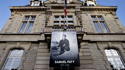 Une photo de Samuel Paty sur le fronton de la mairie de Conflans-Sainte-Honorine (Yvelines), le 3 novembre 2020. (THOMAS COEX / AFP)