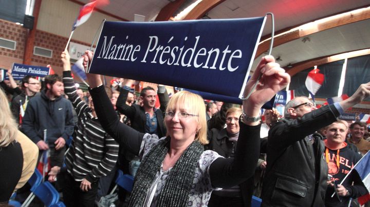 Des partisans du Front national assistent &agrave; un meeting de Marine Le Pen &agrave; H&eacute;nin-Beaumont (Pas-de-Calais), le 15 avril 2012. (BAZIZ CHIBANE / SIPA)