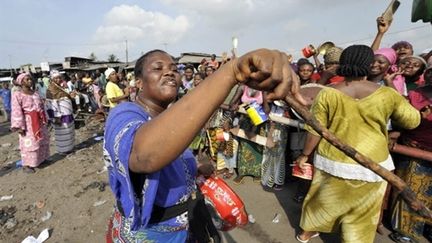 Des femmes manifestent contre les violences à Abidjan, dans le quartier de l'Abattoir (22 décembre 2010) (AFP / Sia Kambou)