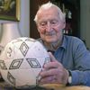 Lucien Laurent, premier buteur de l'histoire de la Coupe du monde, prend la pose à son domicile de Besançon (Doubs), le 22 mai 2002. (CYRIL VILLEMAIN / AFP)