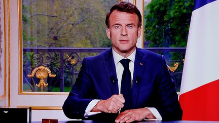 Le président de la République, Emmanuel Macron, lors de son allocution du 17 avril 2023. (LUDOVIC MARIN / AFP)