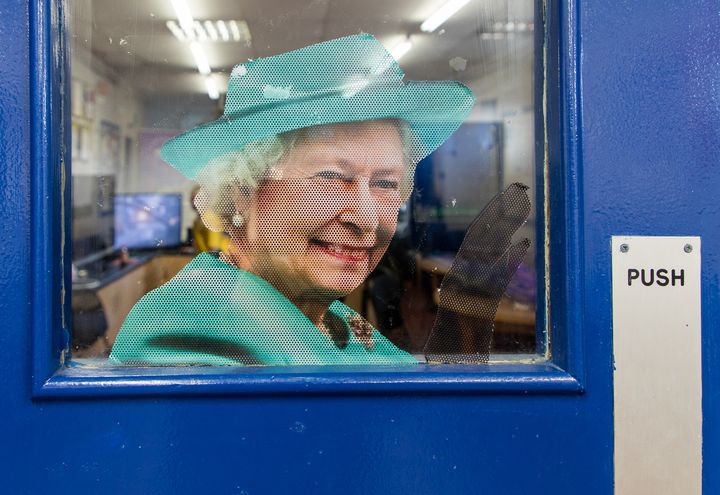 Une photo de la reine Elizabeth II sur une porte du centre pour les jeunes de The Fountain. (MARIE-VIOLETTE BERNARD / FRANCEINFO)