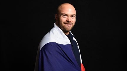 Le skieur français David Poisson lors d'une cérémonie de présentation de la délégation française aux Jeux olympiques, le 4 octobre 2017 à Paris, quelques jours avant sa mort accidentelle à l'entraînement. (FRANCK FIFE / AFP)