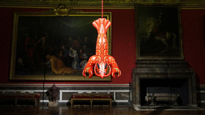 L'oeuvre "Lobster" de l'am&eacute;ricain Jeff Koons, expos&eacute;e au Ch&acirc;teau de Versailles, le 9 septembre 2008. ( BENOIT TESSIER / REUTERS )