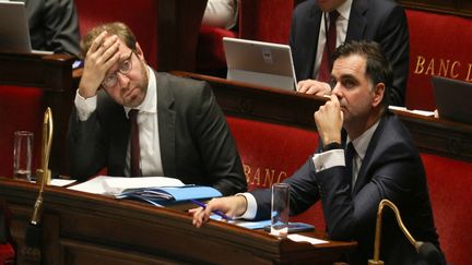 Le ministre de l'Economie, Antoine Armand, et le ministre des Comptes publics, Laurent Saint-Martin, à l'Assemblée nationale, le 21 octobre 2024, à Paris. (QUENTIN DE GROEVE / HANS LUCAS / AFP)