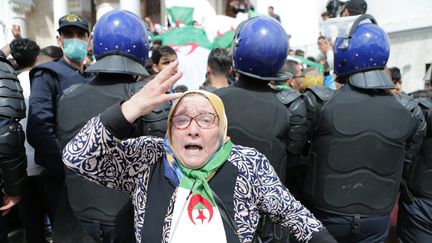 Les Algériens manifestent chaque vendredi&nbsp;depuis 2 mois contre le régime incarné par le président démissionnaire Abdelaziz Bouteflika. Photo prise le 10 avril 2019 devant la grande poste d'Alger. (FAROUK BATICHE / ANADOLU AGENCY)