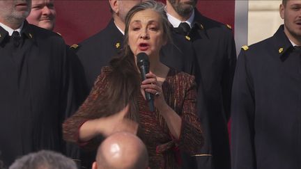 La chanteuse Catherine Ringer interprète "La Marseillaise" lors de la cérémonie officialisant l'entrée du droit à l'IVG dans la Constitution, le 8 mars 2024 à Paris. (FRANCE TELEVISIONS)