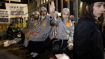 Un groupe d'ultra-orthodoxes manifestent le 31 d&eacute;cembre 2011 &agrave; J&eacute;rusalem (Isra&euml;l), dans le quartier de Mea Shearim. (AHMAD GHARABLI / AFP)