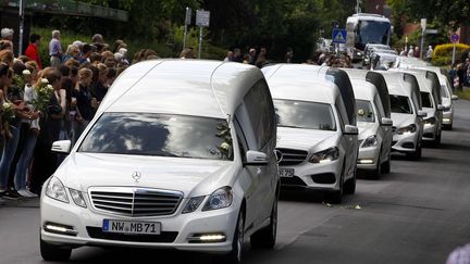 Corbillards blancs transportant les restes d'&eacute;l&egrave;ves tu&eacute;s dans l'accident d'avion de Germanwings en France - Haltern, Allemagne, le 10 Juin 2015. (MICHAEL PROBST / AP / SIPA )