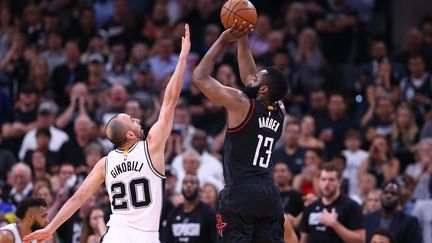 A presque 40 ans, Manu Ginobili poursuit sa carrière aux Spurs.  (RONALD MARTINEZ / GETTY IMAGES NORTH AMERICA)