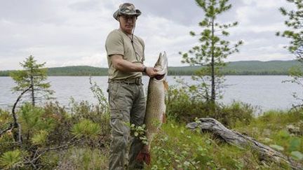 Le président russe, Vladmir Poutine, en train de poser avec un brochet de 21 kg, attrapé le 20 juillet 2013 dans la région de Krasnoïarsk en Sibérie.  (Reuters - Alexei Nikolskyi/RIA Novosti/Kremlin )