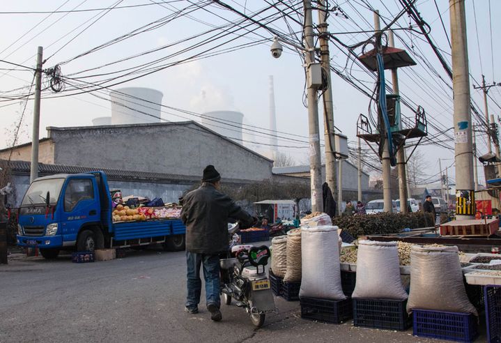 Le village de Nanhuayuan se trouve aux portes de la plus grande centrale &agrave; charbon de P&eacute;kin. (THOMAS BAIETTO / FRANCETV INFO)