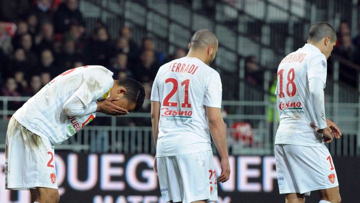 La d&eacute;ception des joueurs de Brest, battus par Reims (0-2) et rel&eacute;gables, le 13 avril 2013.&nbsp; (FRED TANNEAU / AFP)