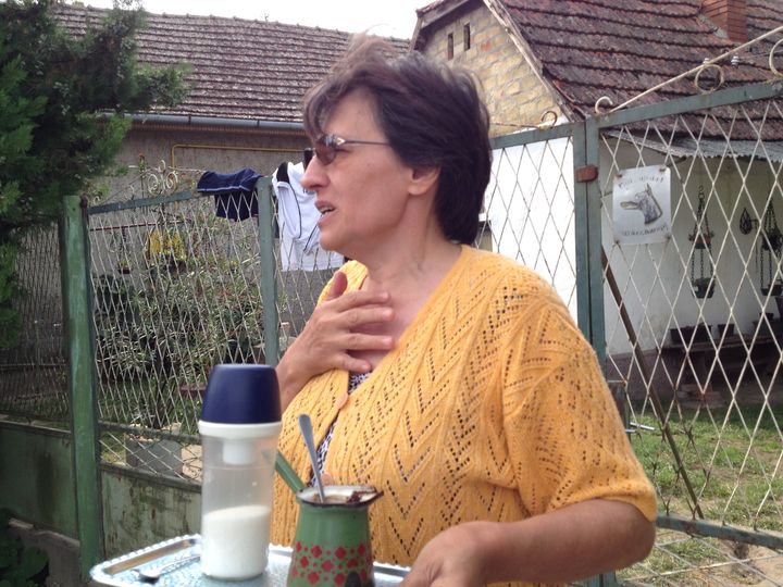 Ir&egrave;ne distribue du th&eacute; aux migrants&nbsp;devant sa maison, &agrave; Horgos (Serbie), le 16 septembre 2015. (ELISE LAMBERT / FRANCETV INFO)