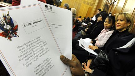 Lors d'une c&eacute;r&eacute;monie de remise de d&eacute;crets de naturalisation, &agrave; Toulouse (Haute-Garonne), le 1er f&eacute;vrier 2012. (THIERRY BORDAS / LA DEPECHE DU MIDI / MAXPPP)