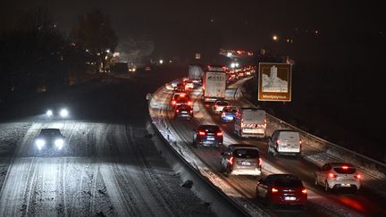 L'autoroute A75 couverte de neige au sud de Clermont-Ferrand (Puy-de-Dôme), le 10 janvier 2024. (RICHARD BRUNEL / LA MONTAGNE / MAXPPP)