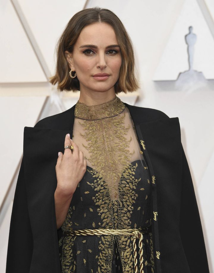 Natalie Portman arborait, aux Oscars le 9 février 2020, une cape brodée au revers du nom de plusieurs réalisatrices injustement écartées selon elle de la sélection 2020. (RICHARD SHOTWELL/AP/SIPA / SIPA)